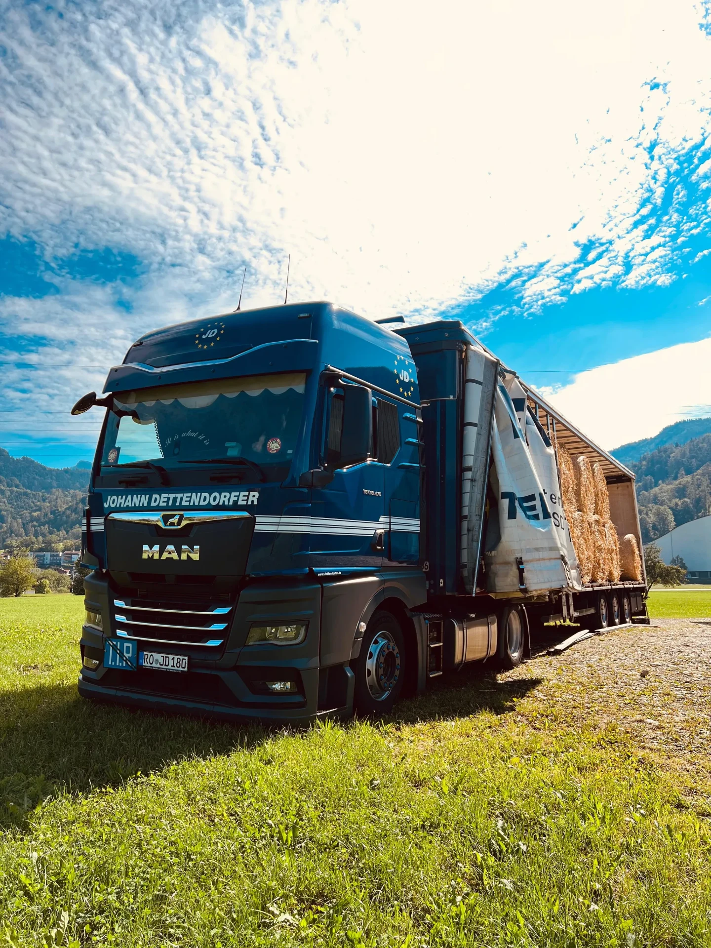 Moderner Dettendorfer MAN-LKW vor Berglandschaft