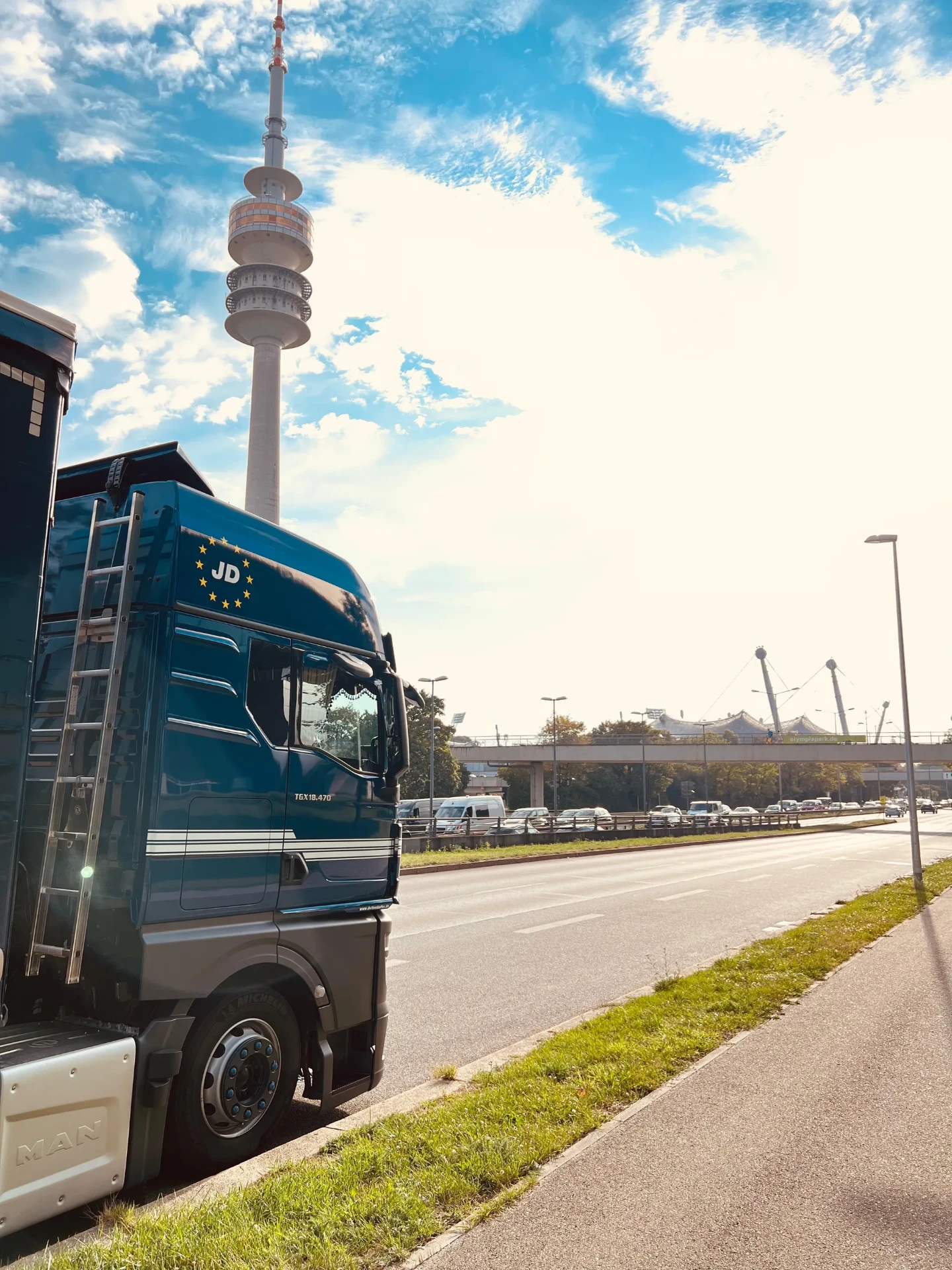 Blauer Dettendorfer LKW auf der Autobahn in München